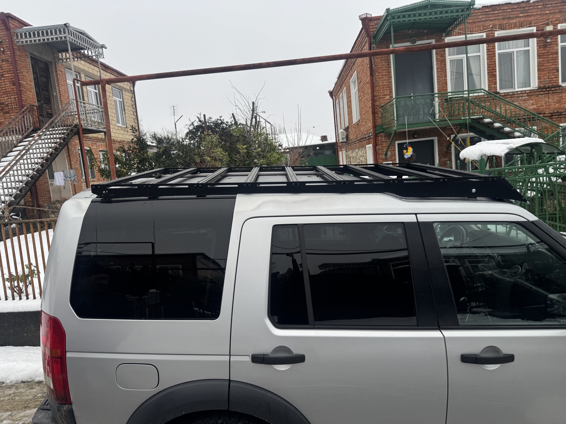 Land Rover LR3 roof rack carrier side detail