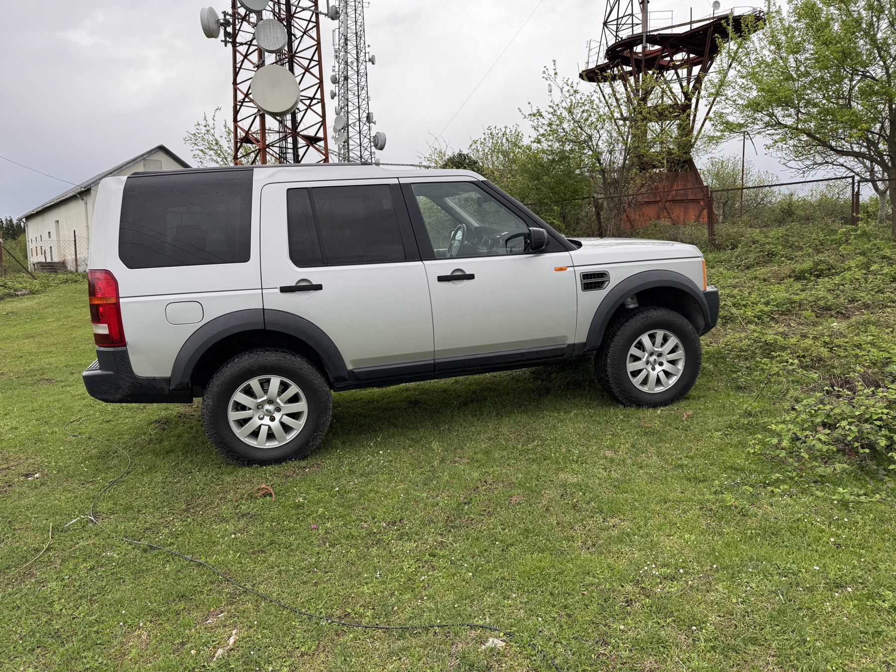 Land Rover LR3 side view on grass