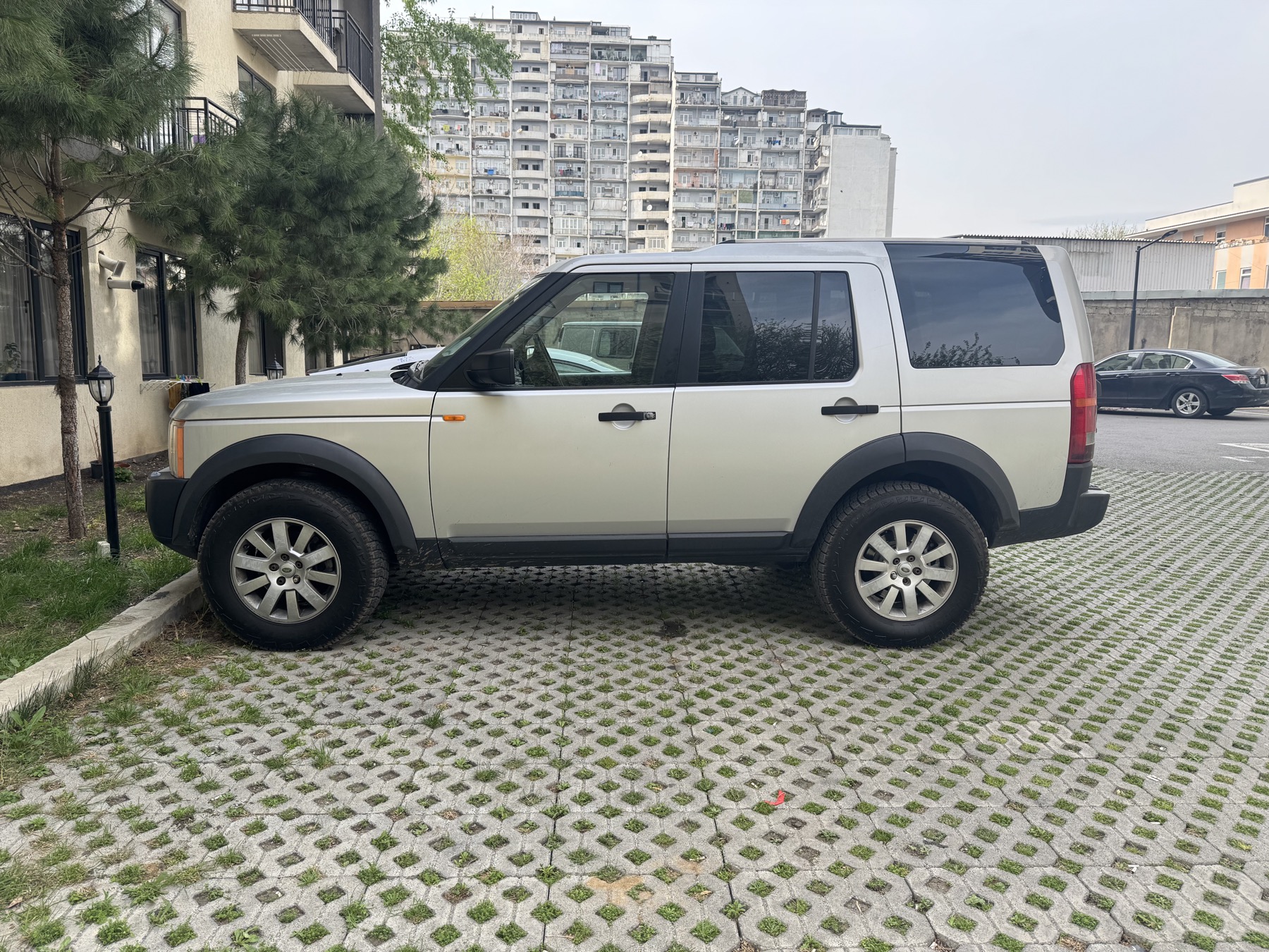 Land Rover LR3 parked side profile