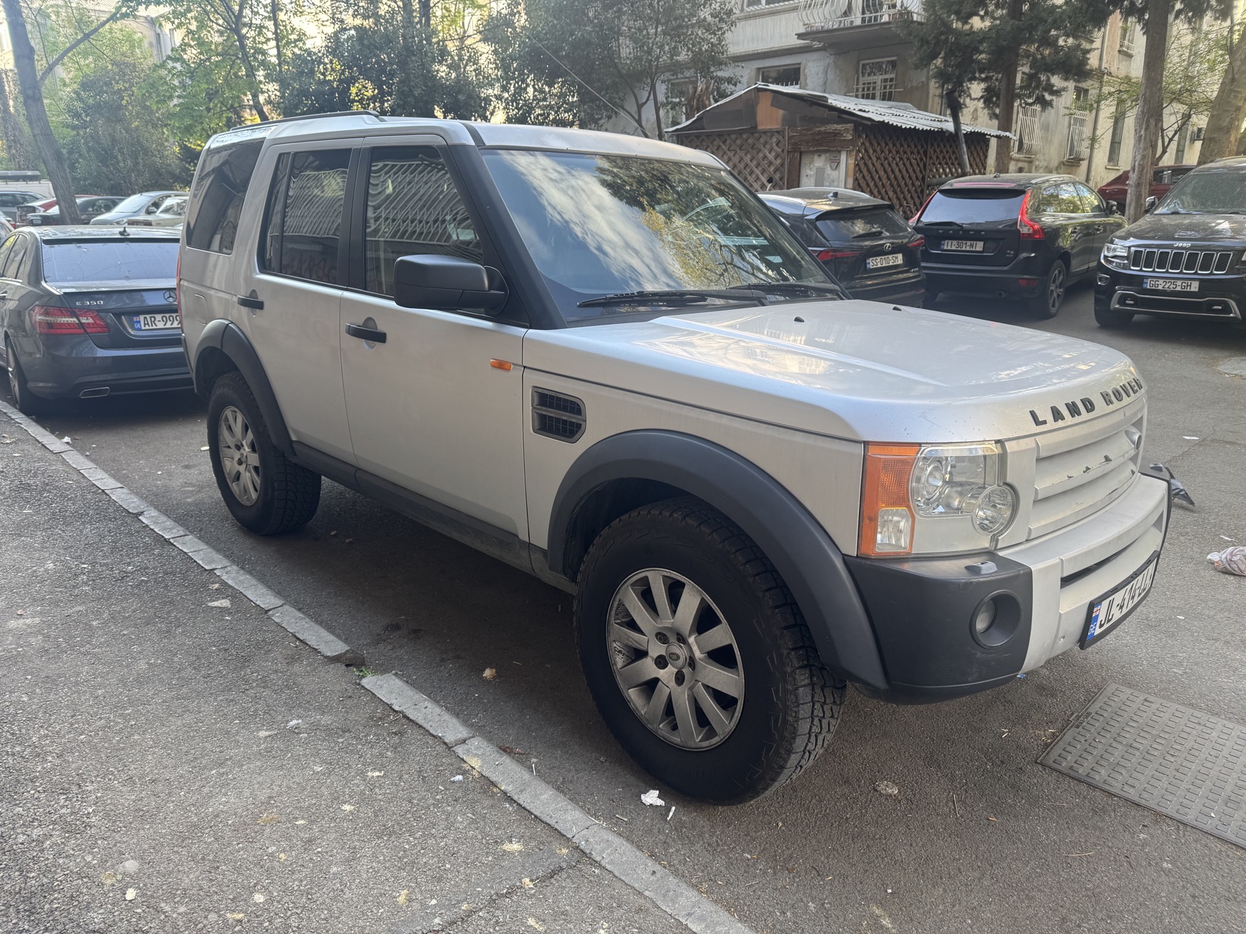 Land Rover LR3 front three-quarter street view