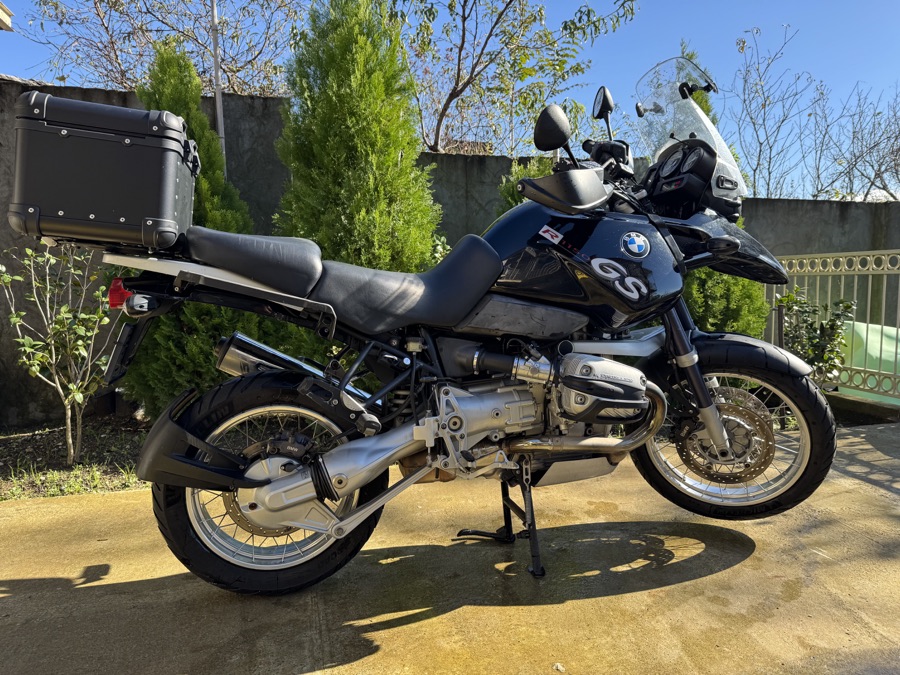 BMW R1150GS side view with top case and windscreen
